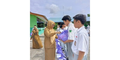 Penyerahan Bantuan Sembako untuk Murid SMAN 1 Sungai Tabuk yang Terdampak Banjir