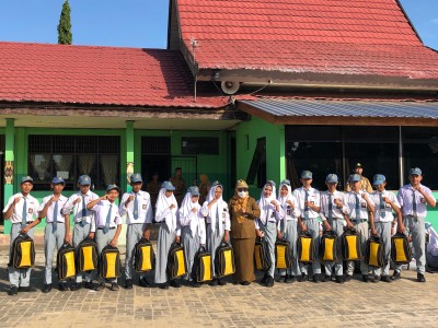 Penyerahan Bantuan dari Dinas Pendidikan &  Kebudayaan Prov KalSel berupa Tas dan Seragam Sekolah