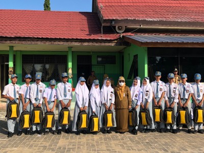 Penyerahan Bantuan dari Dinas Pendidikan &  Kebudayaan Prov KalSel berupa Tas dan Seragam Sekolah