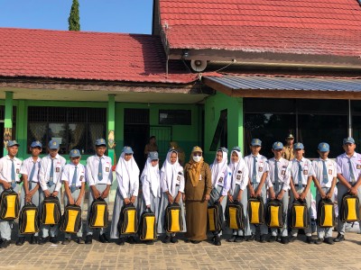 Penyerahan Bantuan dari Dinas Pendidikan &  Kebudayaan Prov KalSel berupa Tas dan Seragam Sekolah