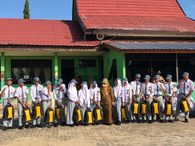 Penyerahan Bantuan dari Dinas Pendidikan &  Kebudayaan Prov KalSel berupa Tas dan Seragam Sekolah